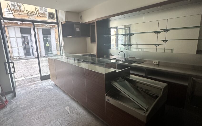 PAVIA VIA XX SETTEMBRE IN POSIZIONE CENTRALISSIMA AFFITTASI LOCALI ADATTI A BAR,  EURO 1.500 MESE + 180 SPESE