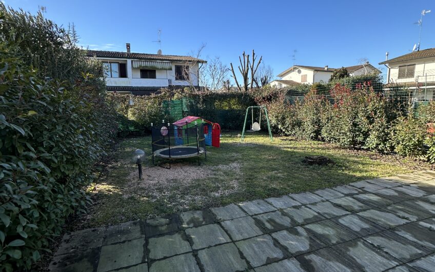 BEREGUARDI VIA ALDO MORO VENDESI PORZIONE DI VILLA BIFAMIGLIARE DI 200 MQ CON AMPIO GIARDINO EURO 220.000