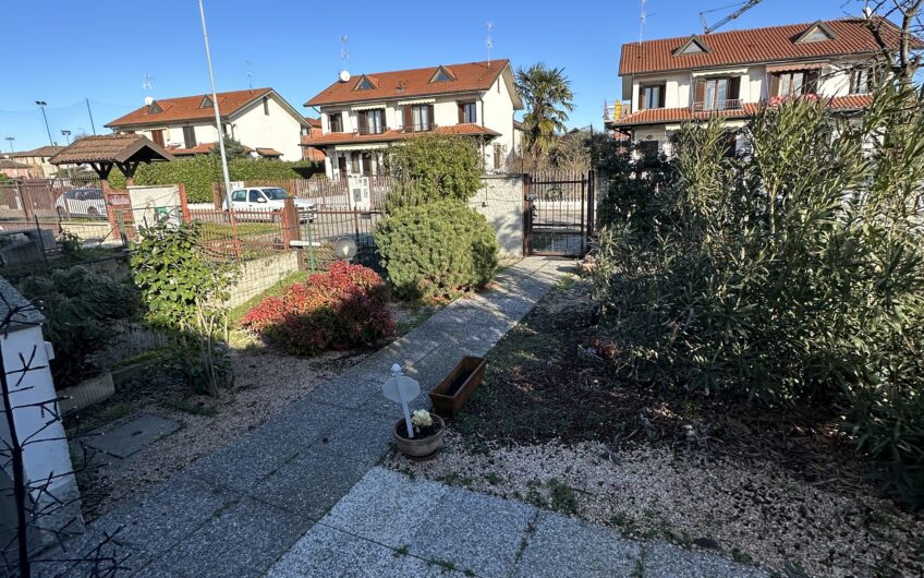 BEREGUARDI VIA ALDO MORO VENDESI PORZIONE DI VILLA BIFAMIGLIARE DI 200 MQ CON AMPIO GIARDINO EURO 220.000