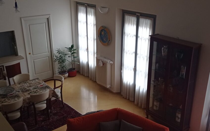 PAVIA VIALE ARGONNE APPARTAMENTO CON GIARDINO PRIVATO DI 5 LOCALI + 2 SERVIZI EURO 750.000