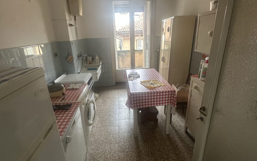 PAVIA VIA SCOPOLI SIGNORILE APPARTAMENTO DA RISTRUTTURARE DI CIRCA 200 MQ , 6 LOCALI + 2 SERVIZI, CANTINA SOLAIO E BOX EURO 420.000