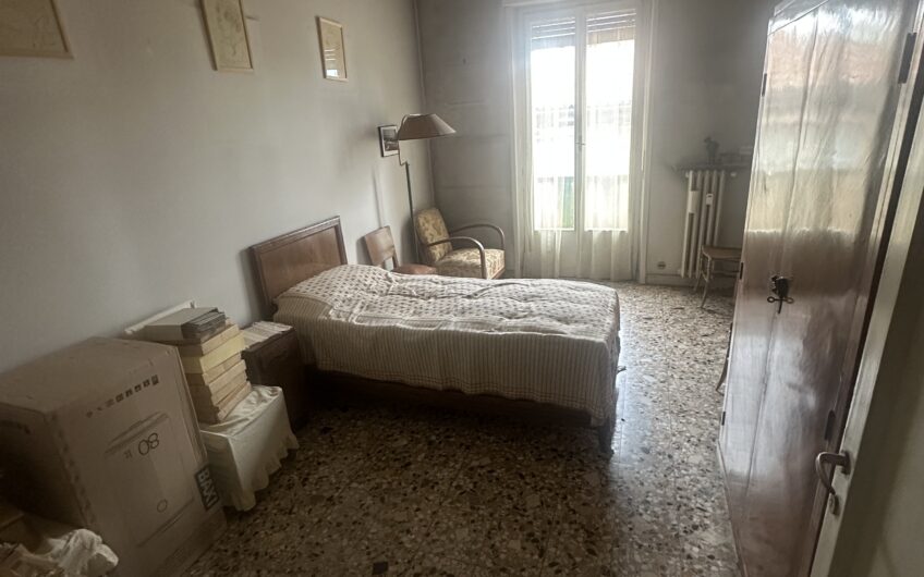 PAVIA VIA SCOPOLI SIGNORILE APPARTAMENTO DA RISTRUTTURARE DI CIRCA 200 MQ , 6 LOCALI + 2 SERVIZI, CANTINA SOLAIO E BOX EURO 420.000