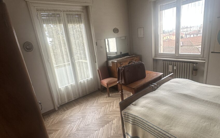 PAVIA VIA SCOPOLI SIGNORILE APPARTAMENTO DA RISTRUTTURARE DI CIRCA 200 MQ , 6 LOCALI + 2 SERVIZI, CANTINA SOLAIO E BOX EURO 420.000