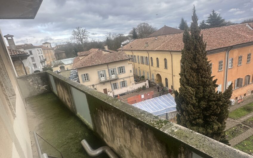 PAVIA VIA SCOPOLI SIGNORILE APPARTAMENTO DA RISTRUTTURARE DI CIRCA 200 MQ , 6 LOCALI + 2 SERVIZI, CANTINA SOLAIO E BOX EURO 420.000